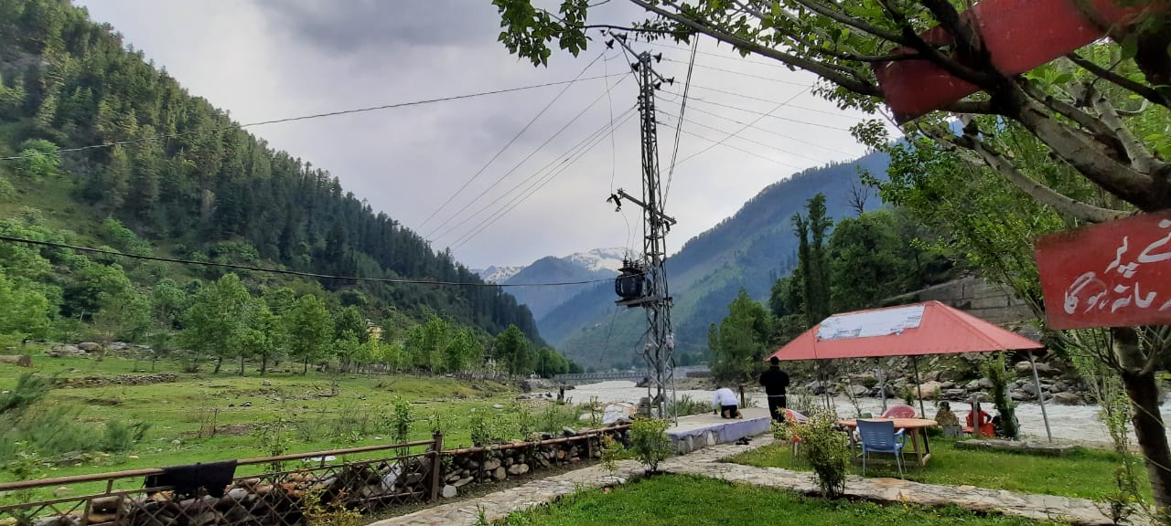 Rozefs Resort - Hotel in Kaghan with view of Kunhar river and Kaghan Valley Mountains
