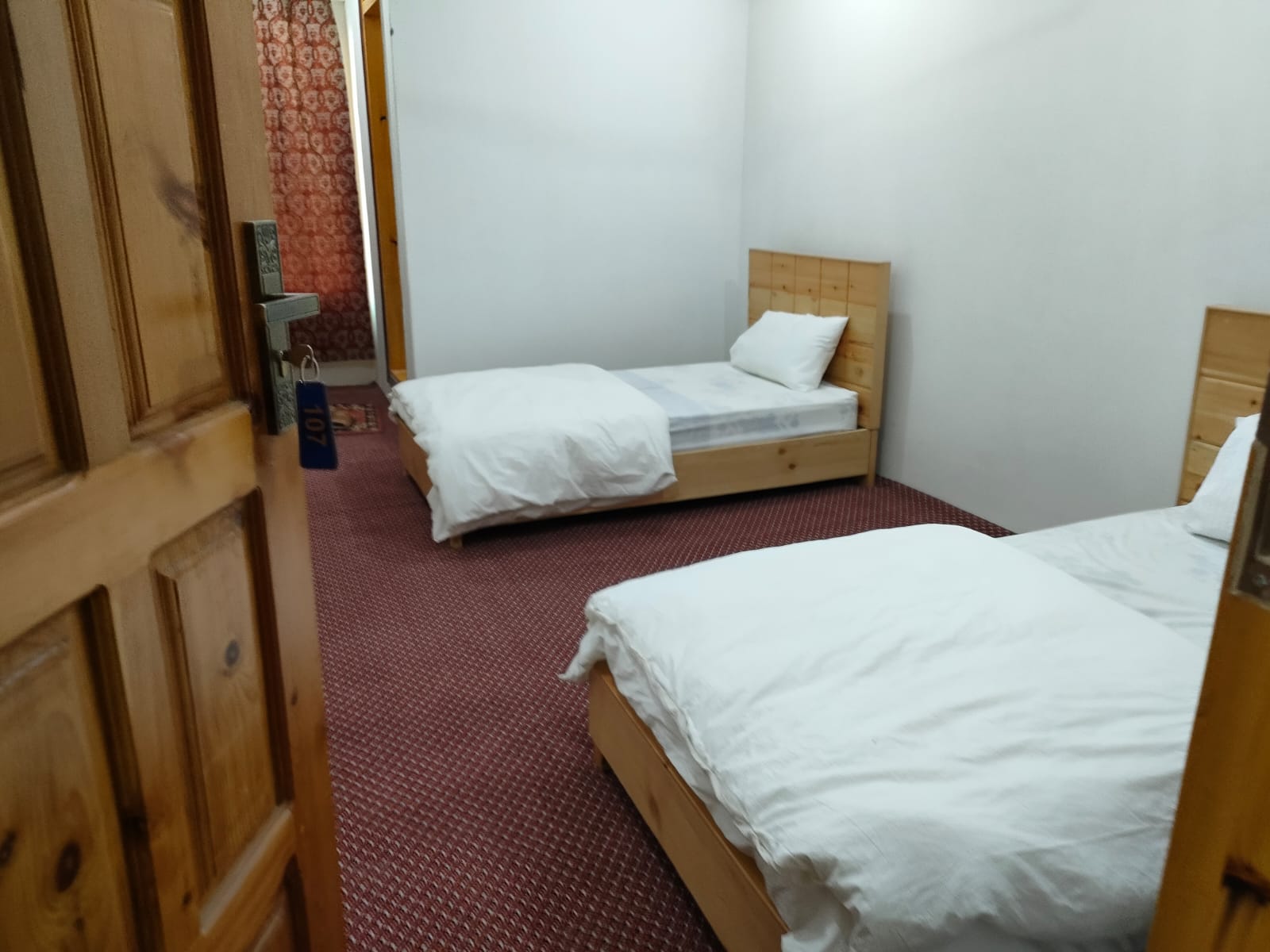 two beds in Skardu hotel's room - Rozefstourism.com