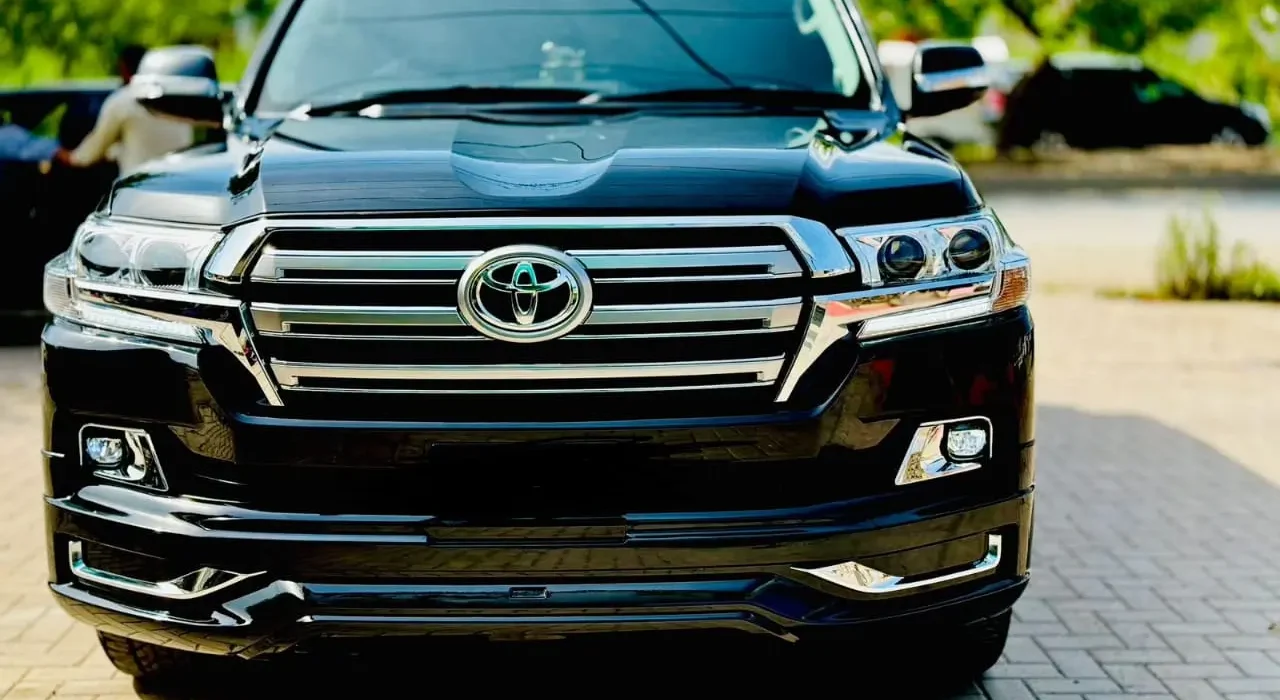 Black V8 Land Cruiser